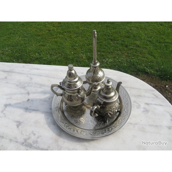 Ancien service a th� oriental comprenant plateau, th�i�res et aspersoir en m�tal argent� - TUNISIE