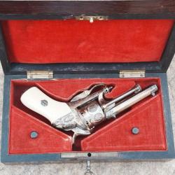 REVOLVER CHAMELOT DELVIGNE 1862 CAL. 7MM &Agrave; BROCHE DIT DE "GAUCHER" FINITION LUXE DOR&Eacute; EN COFFRET Cat