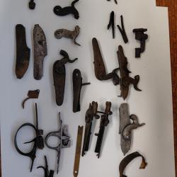 Pi&egrave;ces tr&egrave;s anciennes de fusil &agrave; percussions. Platines ...