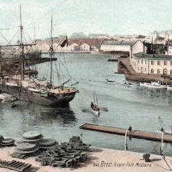 Carte postale ancienne Brest Avant-Port Militaire -N&deg;8483