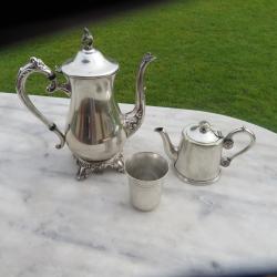 Ancien &eacute;l&eacute;ments de service a caf&eacute;/th&eacute; en m&eacute;tal argent&eacute; dont th&eacute;i&egrave;re de la Maison Arthaud PARIS