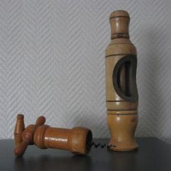 Collection ,ancien tire bouchon et bouchonneuse de vigneron en buis