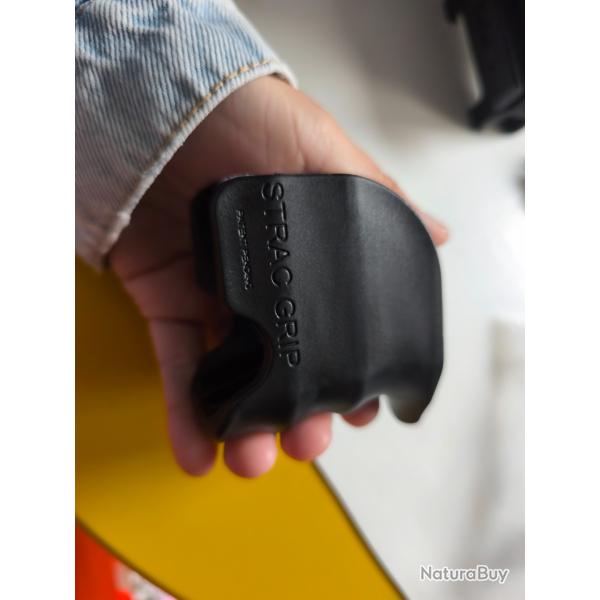 Magazine grip STRAC Magwell