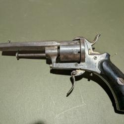 Revolver type lefaucheux 7mm &agrave; cartouches &agrave; broches plaquettes noires