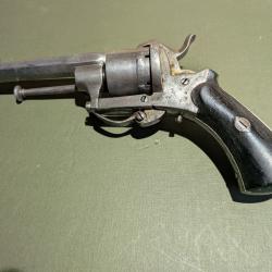Revolver type lefaucheux 7mm &agrave; cartouches &agrave; broches plaquettes noires