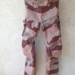 PANTALON DE TREILLIS F3ZD "TISSU CHEVRON" CAMOUFLAGE "DESERT" EN 84C. NEUF.