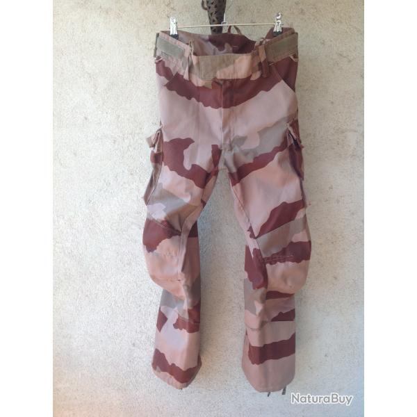 PANTALON DE TREILLIS F3ZD "TISSU CHEVRON" CAMOUFLAGE "DESERT" EN 84C. NEUF.