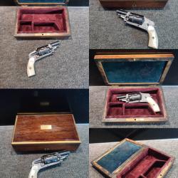 coffret bois +  R&eacute;volver Hammerless V&eacute;lodog 5 coups calibre 6mm long bronz&eacute; noir plaquettes en nacre