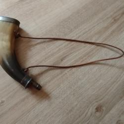 Poire &agrave; poudre corne