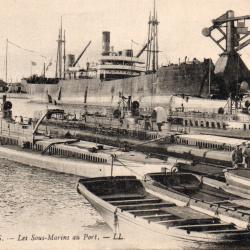 Carte Postale Ancienne - Calais - Les Sous-Marins au Port -N&deg;8486