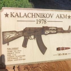 Plaque d&eacute;corative Kalachnikov AKM 1978 - Gravure laser & munition authentique neutralis&eacute;e