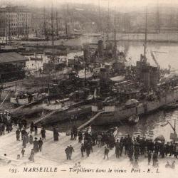 Carte Postale - Marseille - Torpilleurs dans le vieux Port .-N&deg;8498