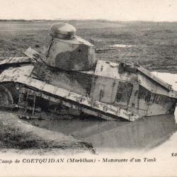 Carte Postale Ancienne - Camp de Co&euml;tquidan, Manoeuvre d'un Tank -N&deg;8500