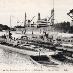 Carte Postale Ancienne - Calais - Sous-marins au Port -N&deg;8502