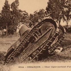 Carte Postale Ancienne - Char l&eacute;ger sortant d'une tranch&eacute;e &agrave; Besan&ccedil;on -N&deg;8511