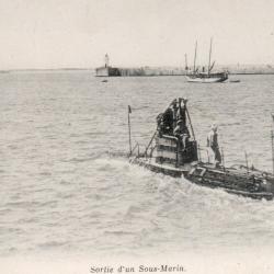 Carte Postale Ancienne - Sortie d'un Sous-Marin -N&deg;8517