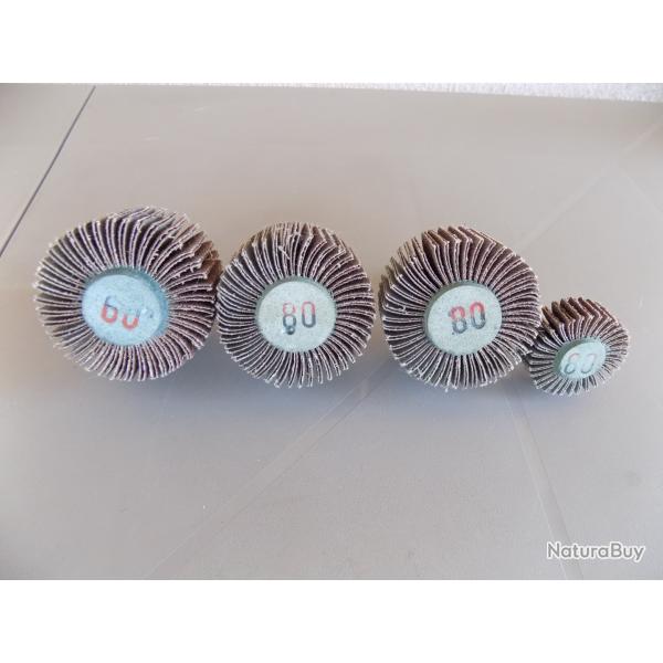 Lot de quatre brosses abrasive.