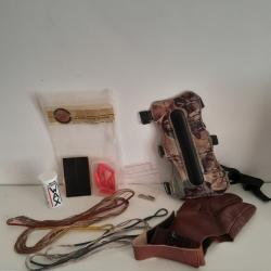 Lot d'accessoires et &eacute;quipements divers d'archerie.