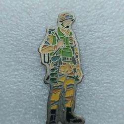 PINS SOLDAT ARMEE DE TERRE OPERATION DAGUET TENUE SABLE ET CASQUE