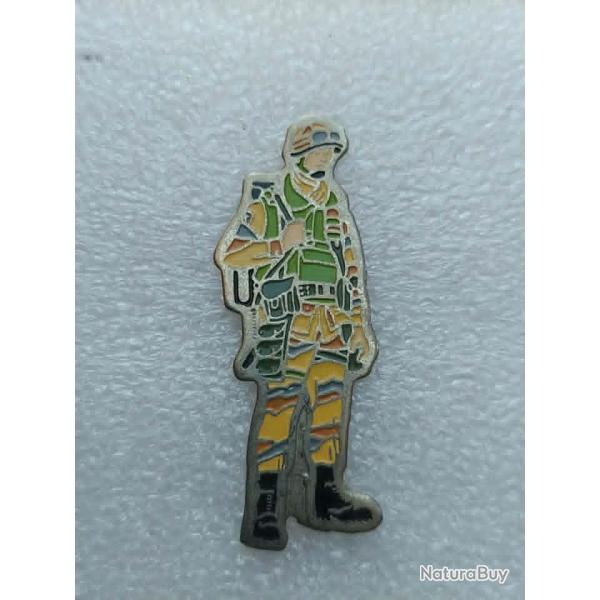 PINS SOLDAT ARMEE DE TERRE OPERATION DAGUET TENUE SABLE ET CASQUE
