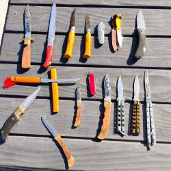 Lot de 16 couteaux sorti du garage. Pour restauration. Un laguiole, 2 opinel, 1 suisse....