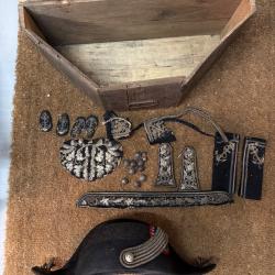 Bicorne officier de marine XIX si&egrave;cle , accompagn&eacute; de sa bo&icirc;te de rangement , &eacute;paulettes , boutons ,