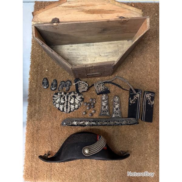 Bicorne officier de marine XIX si�cle , accompagn� de sa bo�te de rangement , �paulettes , boutons ,