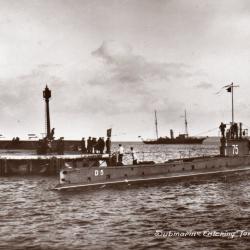 Carte postale repr&eacute;sentant Sous-marin entrant dans le port de Torquay  - N&deg;8544