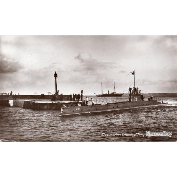 Carte postale repr�sentant Sous-marin entrant dans le port de Torquay  - N�8544