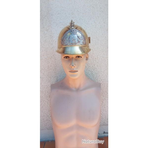 Casque de pompier ancien mod�le 1895 avec coiffe