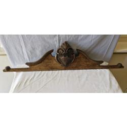 Ancien fronton sculpt&eacute; en bois ch&egrave;ne, longueur 95cm