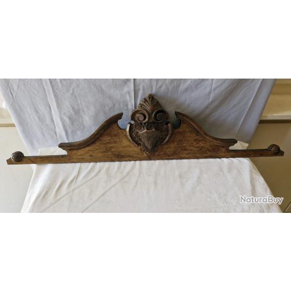 Ancien fronton sculpt� en bois ch�ne, longueur 95cm