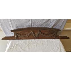 Ancien fronton sculpt&eacute; en bois ch&egrave;ne, longueur 96,5cm