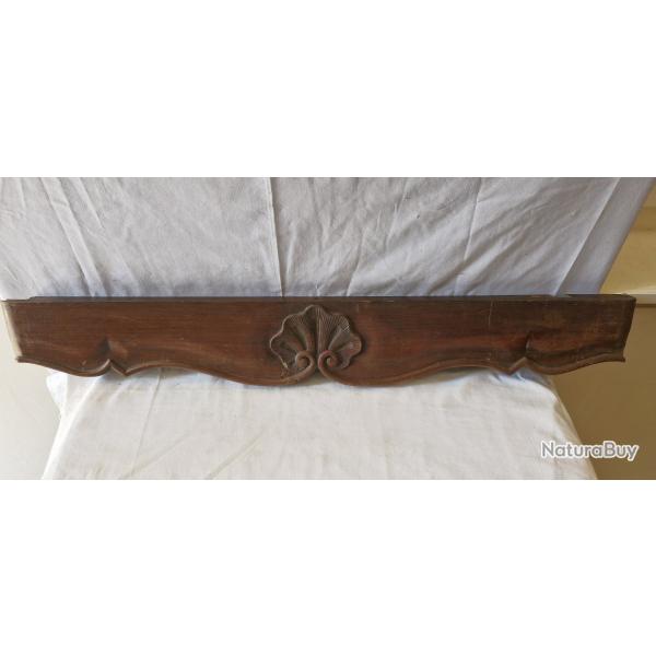 Ancien fronton sculpt� en bois ch�ne, longueur 88cm