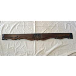 Ancien fronton sculpt&eacute; en bois ch&egrave;ne, longueur 130cm