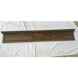 Ancien fronton sculpt&eacute; en bois ch&egrave;ne avec corniche, longueur 129cm
