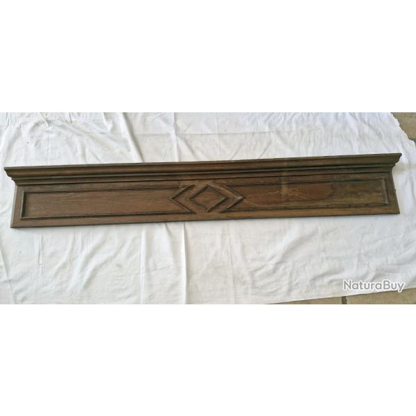 Ancien fronton sculpt� en bois ch�ne avec corniche, longueur 129cm