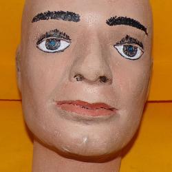 TETE DE MANNEQUIN EN COULEURS POUR PRESENTOIR DE CASQUES , CASQUETTES , KEPI , ETC......,   ETAT   V