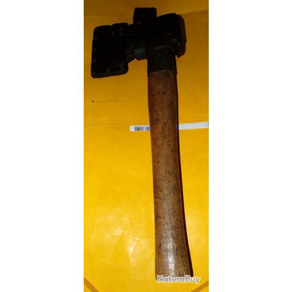 HACHETTE DE TYPE MILITAIRE DES PAYS DE L'EST AVEC SON ETUI POUR LE PORT A LA CEINTURE , AXE POUR COL