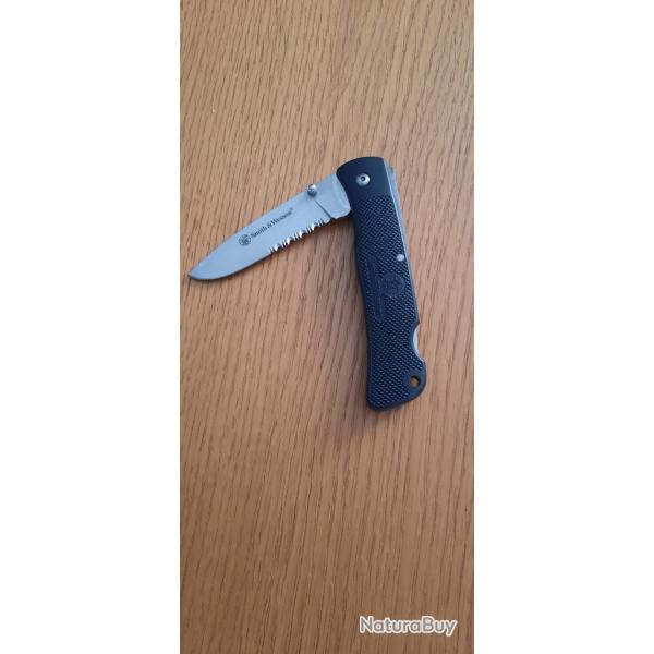Couteau Smirh et Wesson pliant