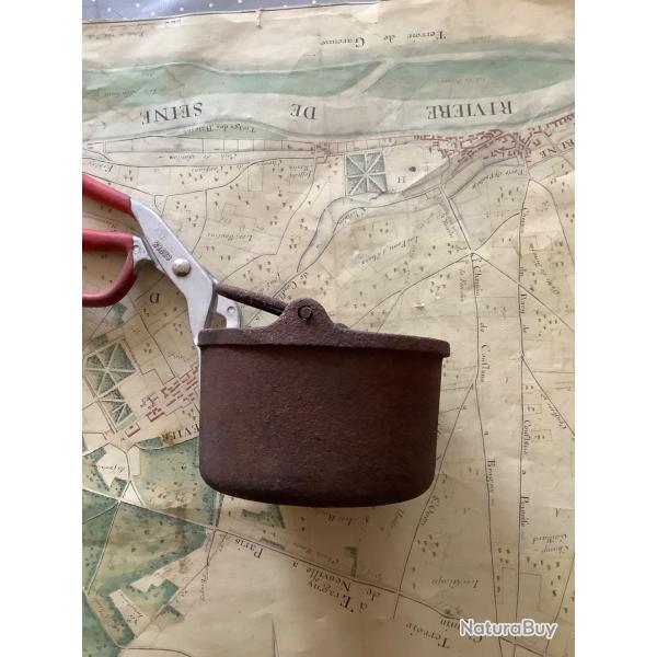 Petit creuset pour la fonte du plomb