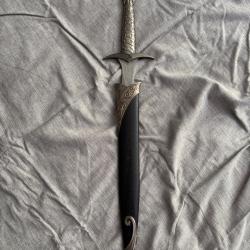 R&eacute;plique de l'&eacute;p&eacute;e mythique utilis&eacute;e par Bilbon puis Frodon. Format compact de 55,5 cm au total. Bon