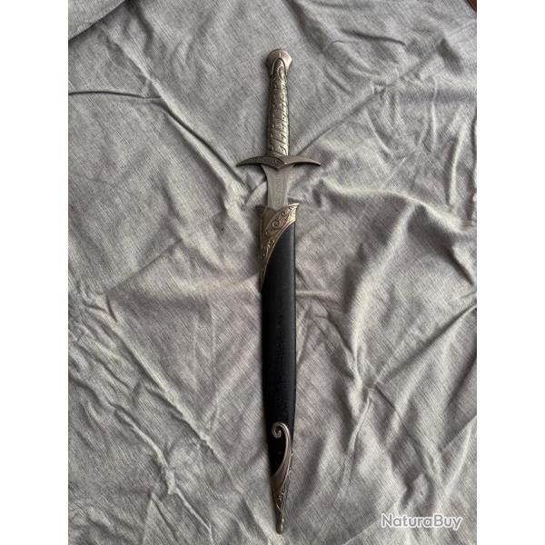 R�plique de l'�p�e mythique utilis�e par Bilbon puis Frodon. Format compact de 55,5 cm au total. Bon