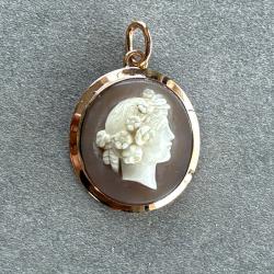 Joli pendentif Cam&eacute;e serti en or 18 carats