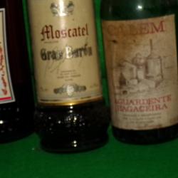 UN LOT de 5 BOUTEILLES de VINS CUITS APERITIF