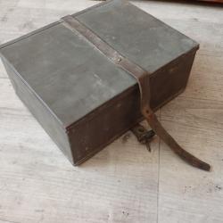 Boite en fer blanc. Arm&eacute;e suisse. Pour munitions et entretien du parabellum. Dotation officier