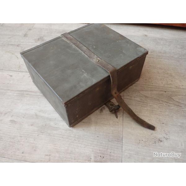 Boite en fer blanc. Arm�e suisse. Pour munitions et entretien du parabellum. Dotation officier