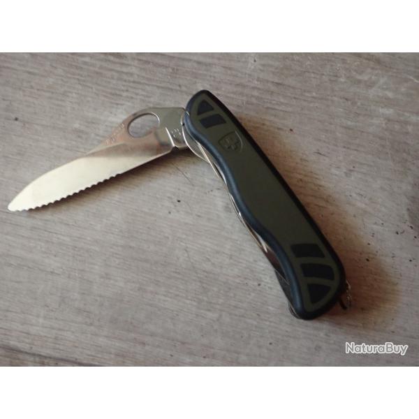 2009 Couteau Mdle 2008 de dotation arm�e suisse - Multi-lames. Tr�s coupant ! Id�e cadeau