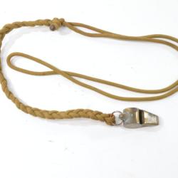 Ancien sifflet militaire ou police / gendarmerie, mont&eacute; sur dragonne / fourrag&egrave;re