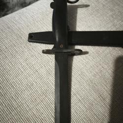 Ba&iuml;onnette FAMAS arm&eacute;e fran&ccedil;aise deuxi&egrave;me type avec fourreau , ensemble excellent &eacute;tat